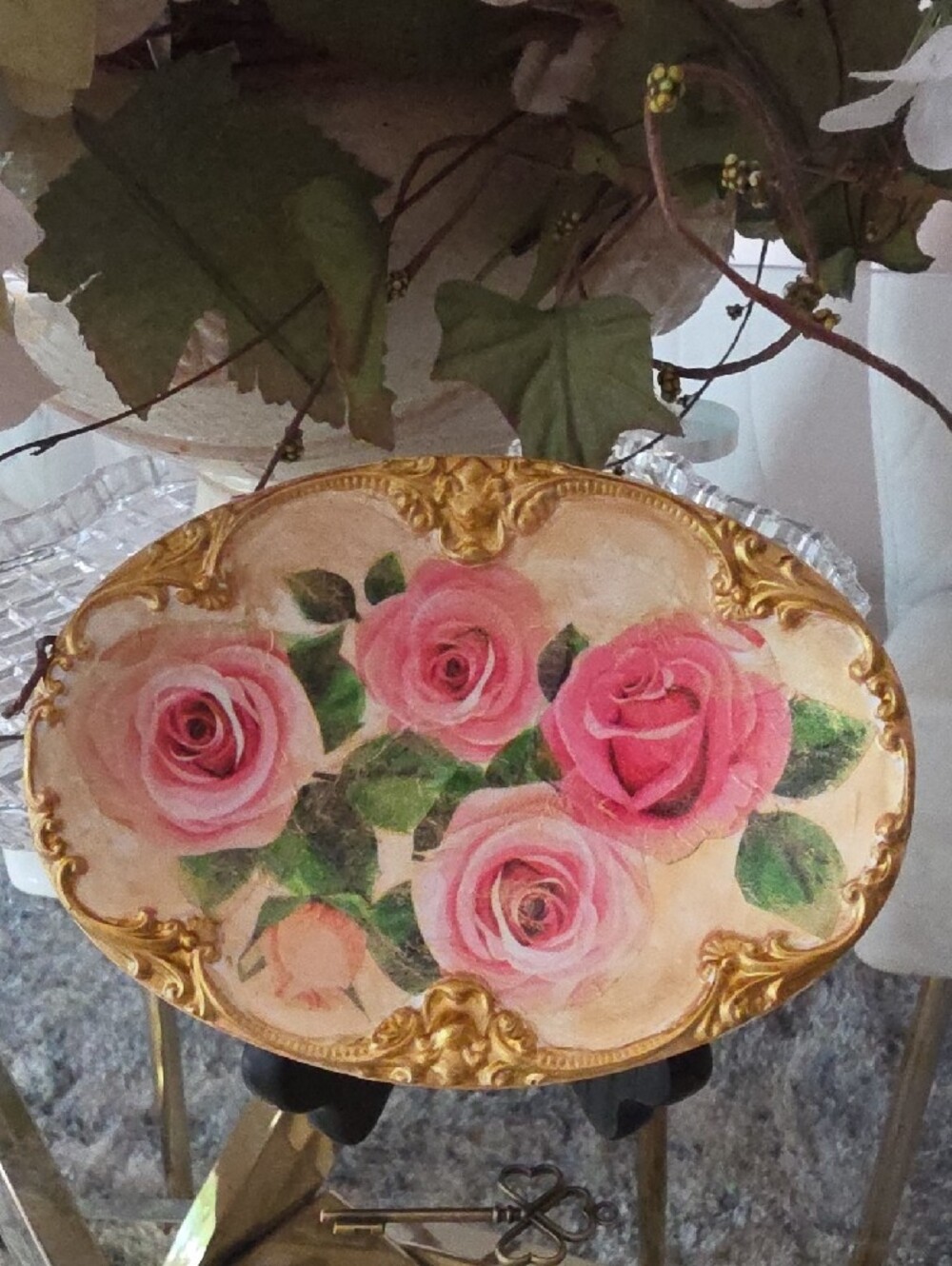 Roses decoupage vintage dish, gilded with its fortune key